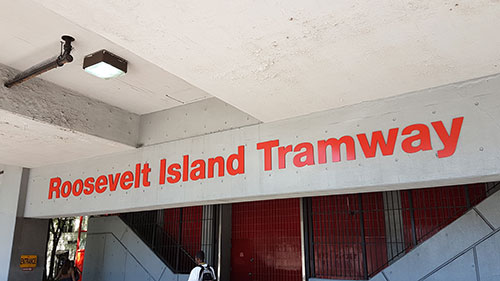 Entrada a la estación del Roosevelt Island Tramway en Manhattan - Foto de AHM