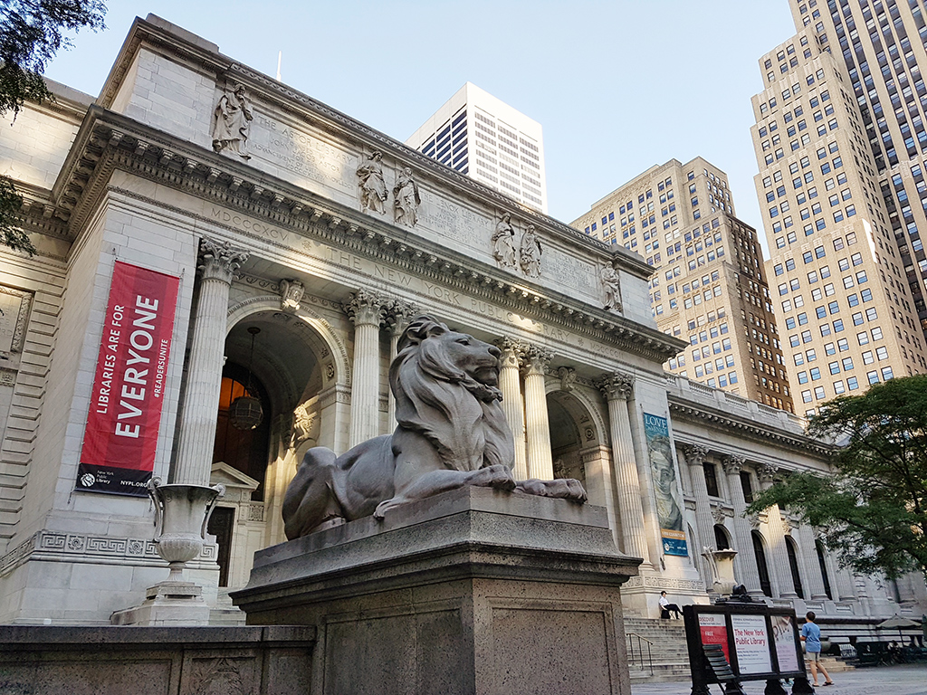 Fachada de la Biblioteca Pública de Nueva York - Estatua de uno de los 2 leones de las escalinatas. Foto de AHM