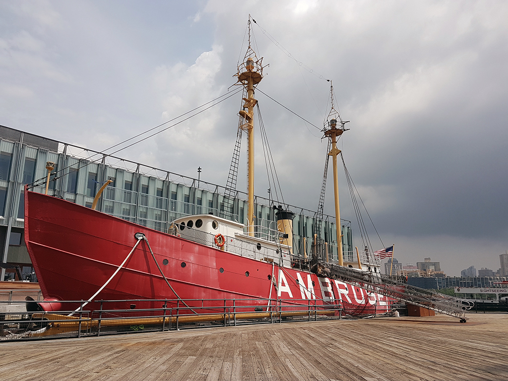 Buque faro Ambrose, parte de la colección de embarcaciones que pueden visitar en el Museo de South Street Seaport de Manhattan - Foto de Andrea Hoare Madrid
