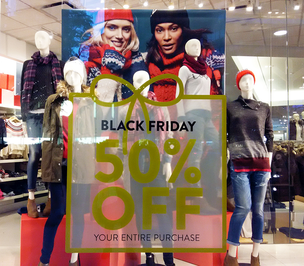 Anuncio del Black Friday en vitrina de GAP, una de las temporadas de liquidaciones en Nueva York más importantes (50% de descuento en toda la tienda) - Foto de AHM