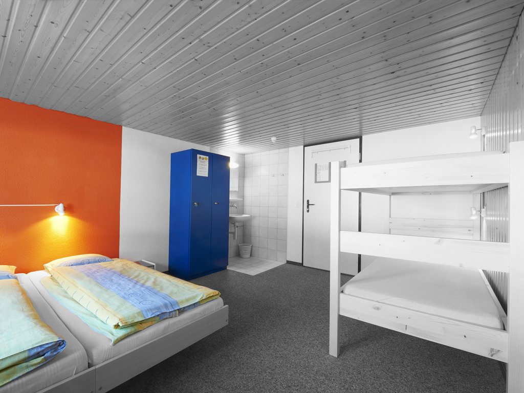 Interior habitación de un hostal, foto de Gery de Dominio Público Vía Pixabay, disponible en https://pixabay.com/es/photos/cama-habitaci%C3%B3n-hostel-142517/