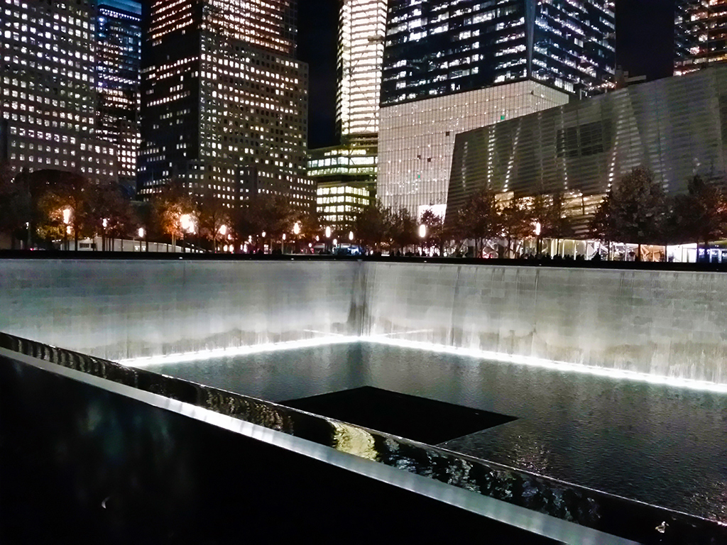 Pileta del memorial de las Torres Gemelas, Memorial del 9/11 en el World Trade Center en la noche - Foto de Andrea Hoare Madrid