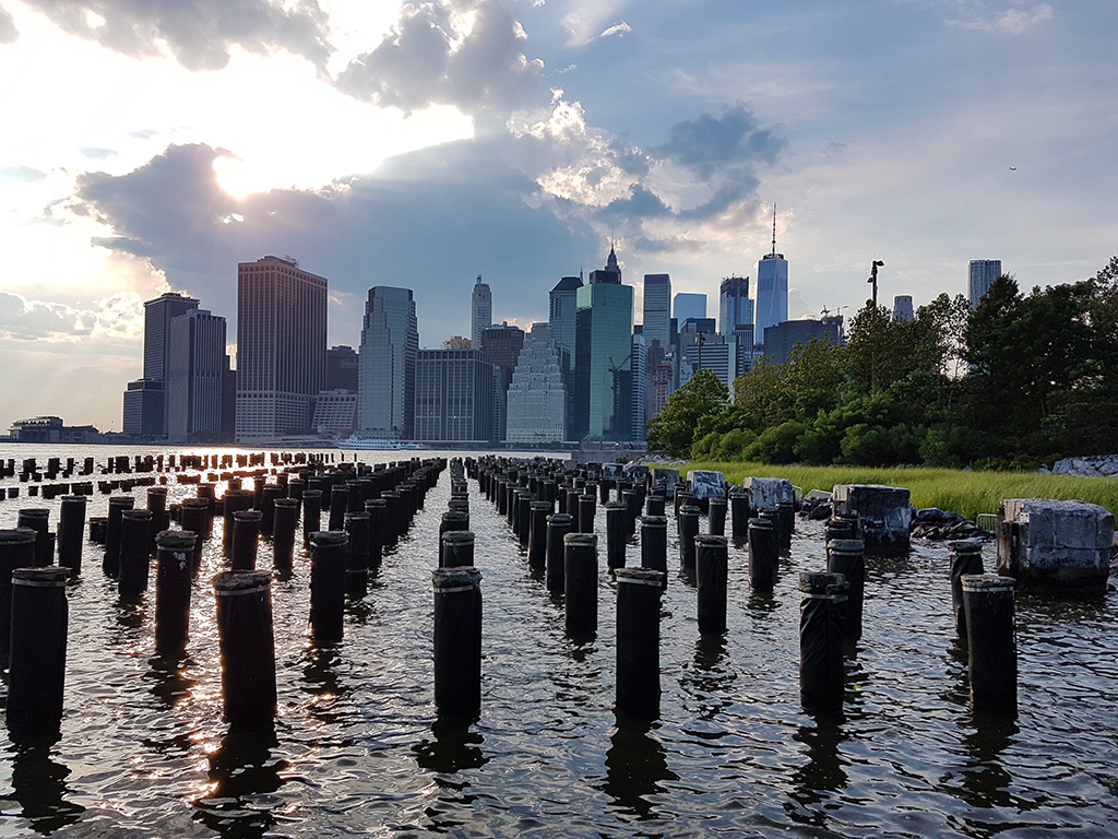 Pier 4 del Brooklyn Bridge Park - Palos de antiguo muelle - Vista del atardecer sobre el sur de de Manhattan - Foto de Andrea Hoare Madrid