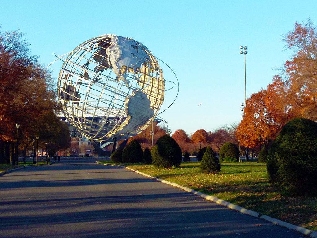 Uniesfera en el Flushing Meadows Corona Park (estructura que daba la bienvenida a la Feria Mundial de Nueva York de los años sesenta - Foto de AHM