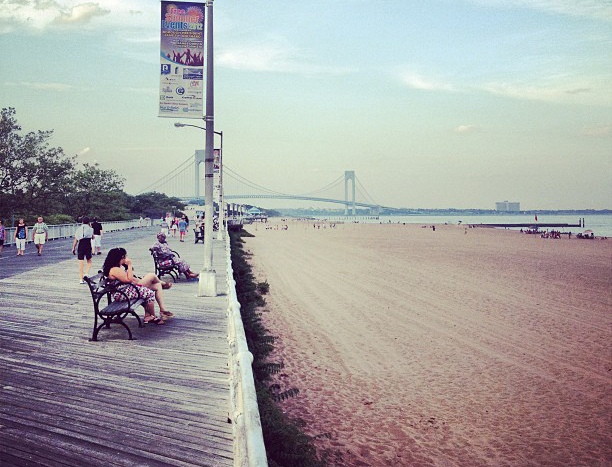 Foto de Charlie / CC BY-SA (https://creativecommons.org/licenses/by-sa/2.0) - https://commons.wikimedia.org/wiki/File:South_beach_Staten_Island_daylight.jpg - Vía Wikimedia
Guía de las Playas de Nueva York