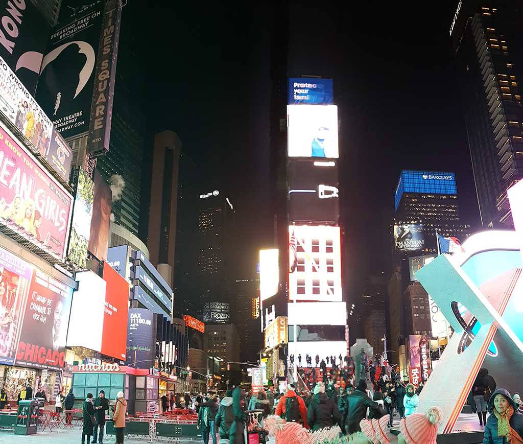 Times Square iluminado noche de invierno - Foto de AHM