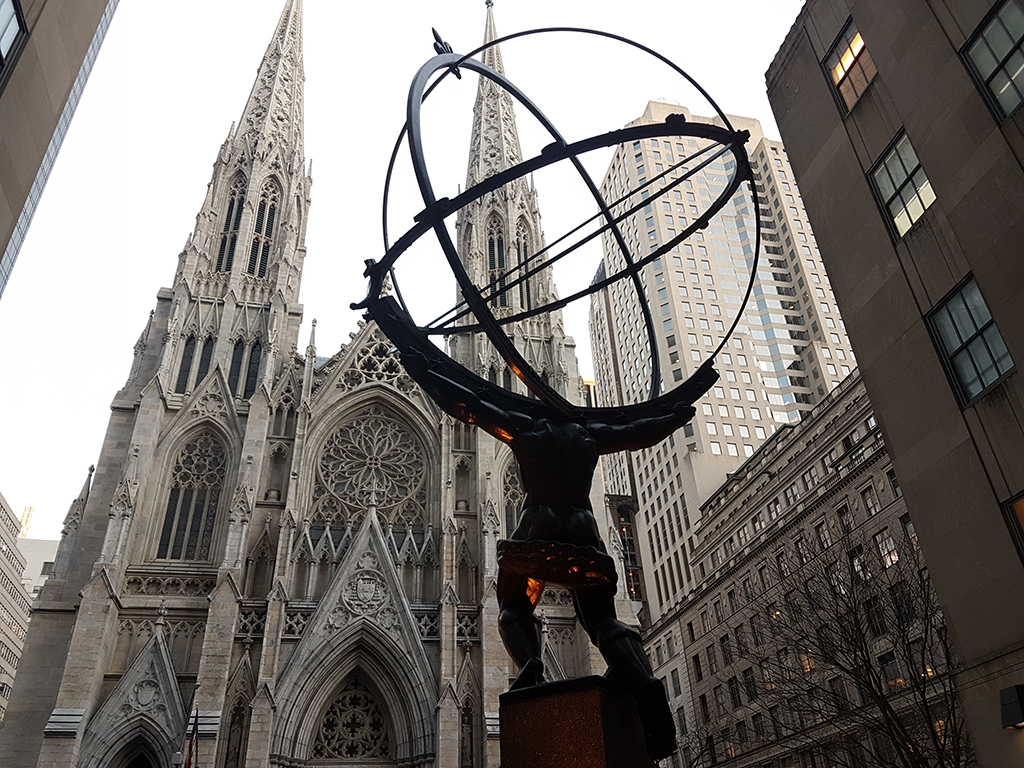 Foto de la fachada de la Catedral de San Patricio tomada desde atrás de la Estatua del Atlas del Rockefeller Center - Foto de Andrea Hoare Madrid
