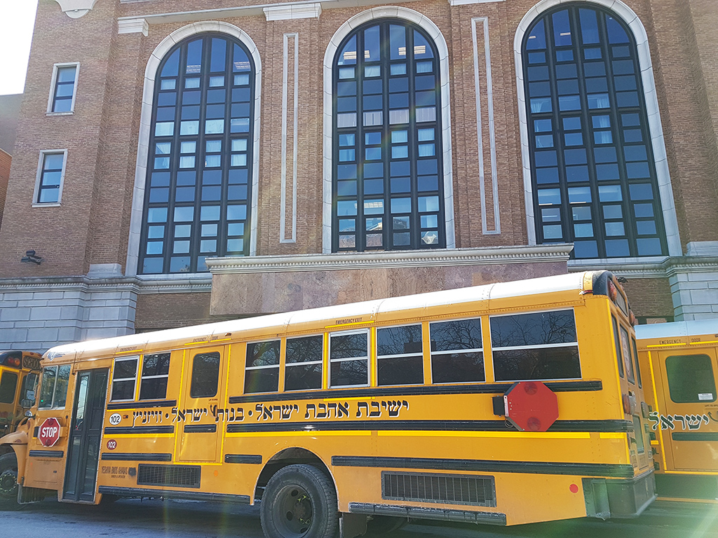 Transportes escolares de la comunidad jasídica de Williamsburg, Brooklyn. Letras escritas en yiddish - Foto de AHM