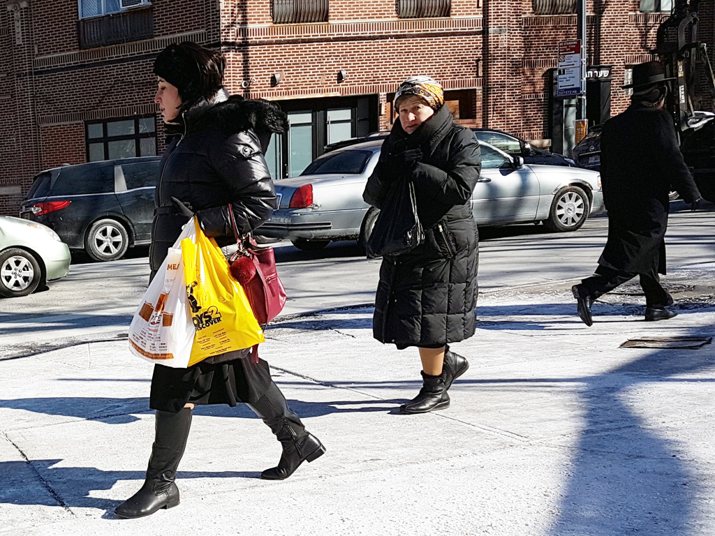 Mujeres jasídicas caminando por Williamsburg - Foto de Andrea Hoare Madrid