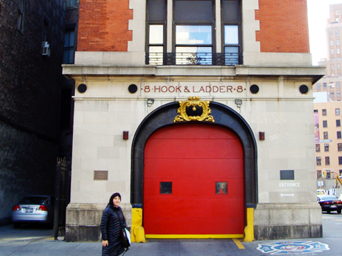 Andrea Hoare frente a la Estación de Bomberos Hook and Ladder 8 en Tribeca, cuartel de los Cazafantasmas, foto de Marina Madrid