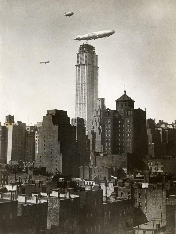 Foto de zepelines sobre Manhattan de Nationaal Archief / No restrictions, vía Wikimedia disponible en https://commons.wikimedia.org/wiki/File:Zeppelin_bij_Empire_State_Building_in_aanbouw_-_Zeppelin_near_the_Empire_State_Building_under_construction_(6943970242).jpg