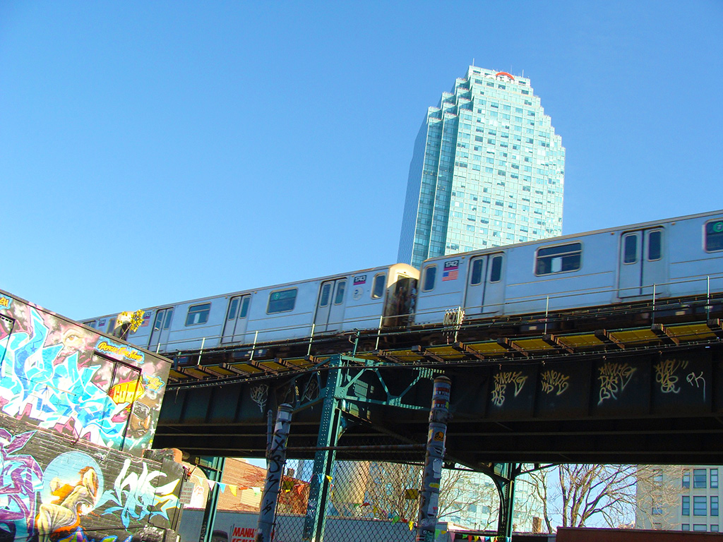 City Corp Building y línea elevada del metro vista desde las antiguas fábricas de graffitis de 5Pointz en Queens - Foto de AHM