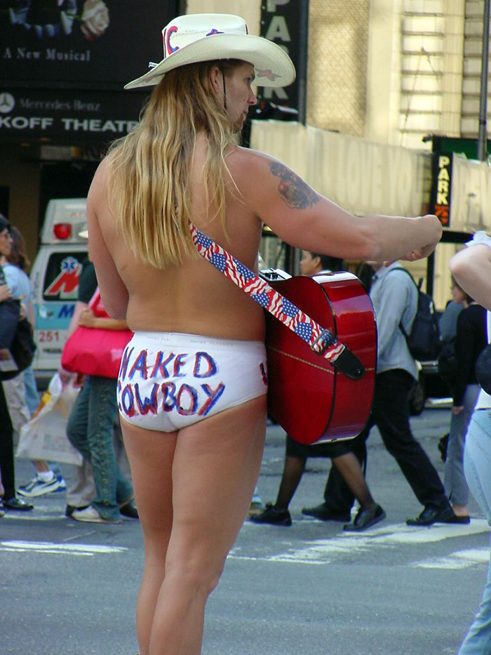 Naked Cowboy en Times Square foto de Kris from Seattle, USA / CC BY (https://creativecommons.org/licenses/by/2.0), vía Wikimedia disponible en https://commons.wikimedia.org/wiki/File:Naked_Cowboy_in_Times_Square.jpg