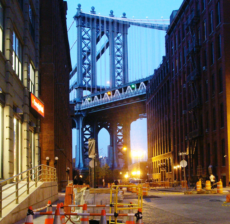 Puente de Brooklyn visto desde calle de DUMBO al atardecer - Foto de Andrea Hoare Madrid