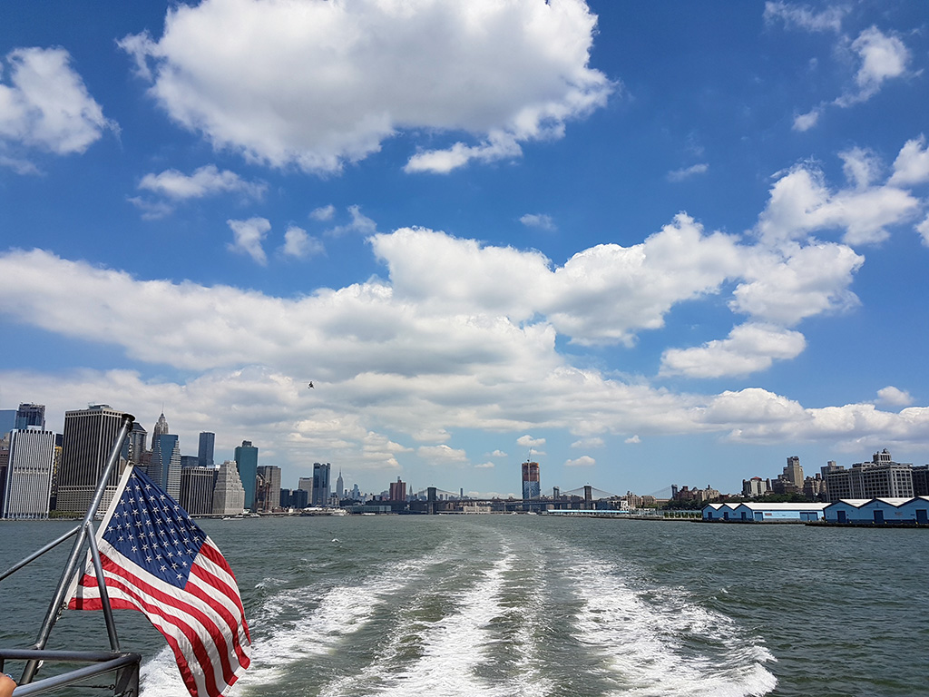 Surcos en el East River dejados por el Ferry a IKEA - Foto de Andrea Hoare Madrid