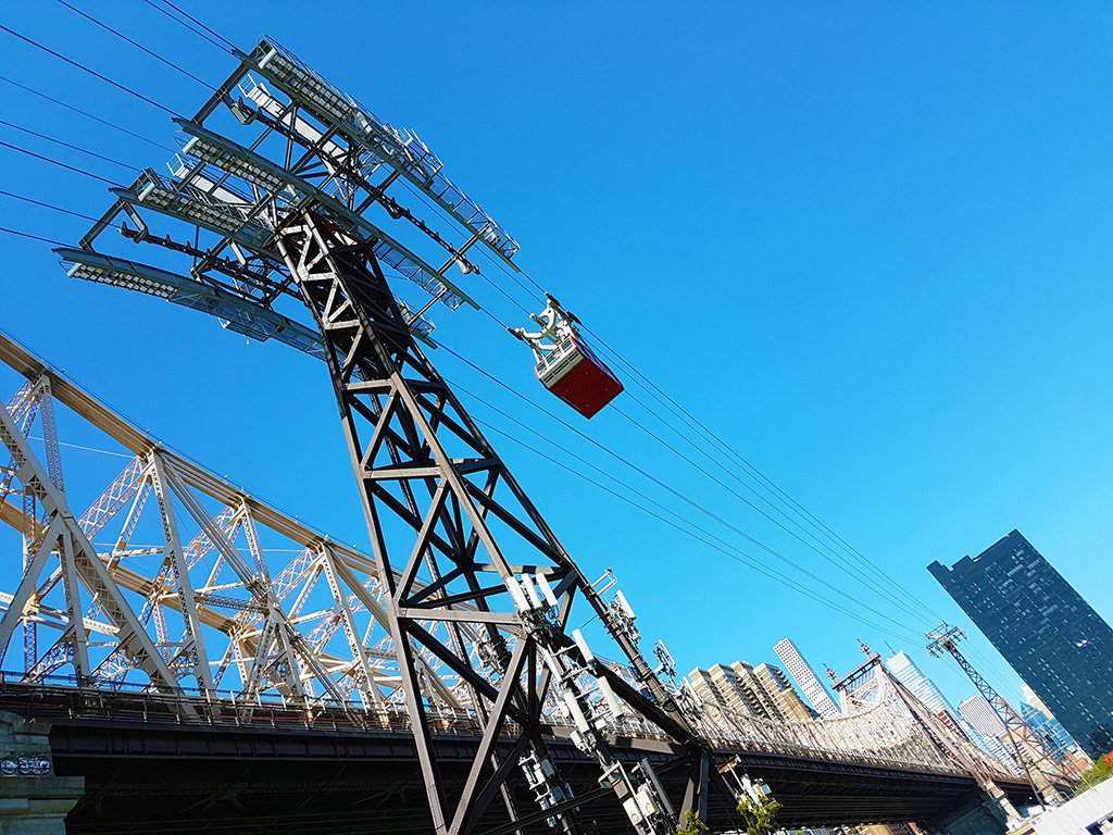 Puente de Queensboro junto a los cables del Tram de Roosevelt Island - Foto de Andrea Hoare Madrid