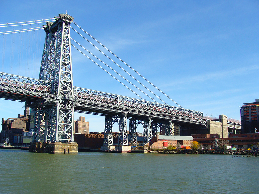 Puente de Williamsburg visto desde el East River Ferry. Es uno de los 3 puentes de Nueva York que conectan Manhattan con Brooklyn - Foto de AHM
