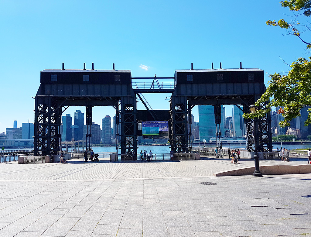 Gantries -grúas remolcadoras- del parque Gantry Plaza en Long Island Queens - Foto de AHM