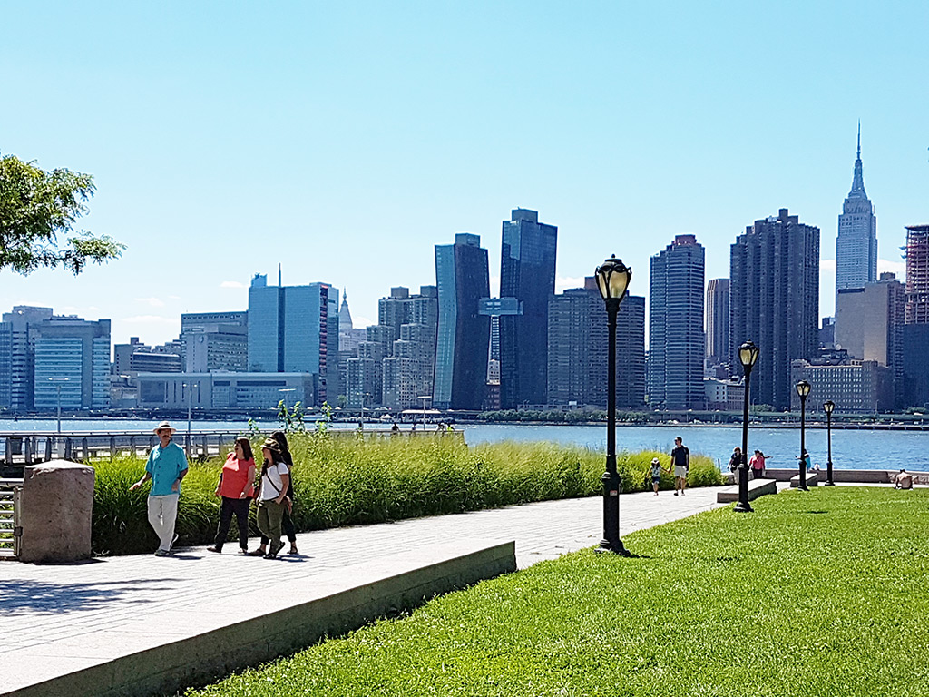 Vista del Empire State y el perfil urbano de Manhattan desde el Gantry Plaza Park en Queens - Foto de Andrea Hoare Madrid