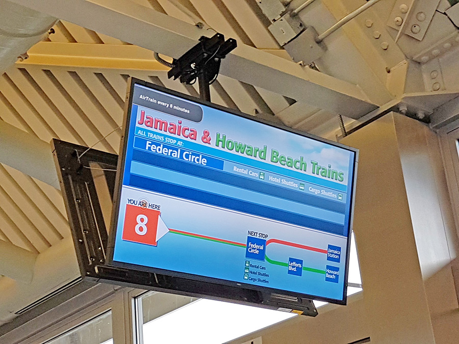 Letrero en la estación del Airtrain de JFK indicando los destinos y paradas. Foto de AHM