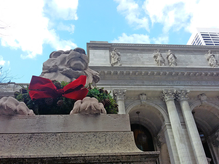 Leones de la biblioteca Pública de Nueva York con guirnalda navideña decorándolos - Foto de Andrea Hoare Madrid