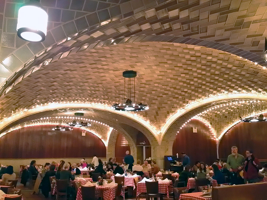 Interior del clásico Oyster Bar de Grand Central en Manhattan - Foto de AHM