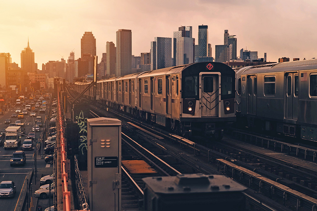 Vagón de la línea 7 del Metro de Nueva York pasado sobre las vías elevadas en Queens - Foto de Luca Bravo on Unsplash disponible en https://unsplash.com/photos/fPoSK5XeyHw