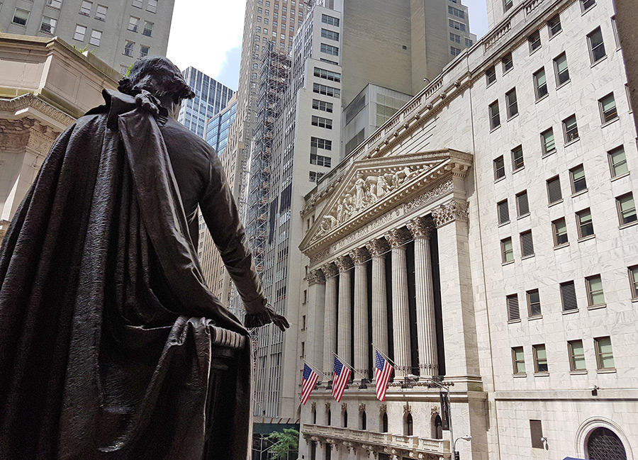 Bolsa de Nueva York vista desde el Federal Hall detrás de la Estatua de George Washington. Foto de Andrea Hoare Madrid