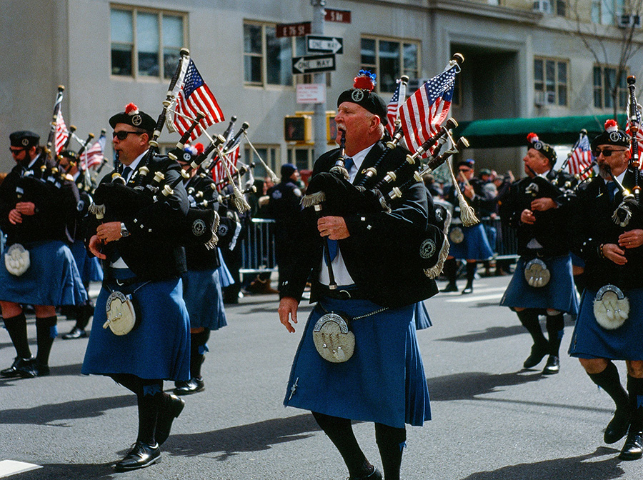 Hombres tocando gaita y desfilando por la Quinta Avenida de Manhattan durante el Día de San Patricio, una de las actividades más importantes durante Nueva York en marzo - Foto de Prescott Horn en Unsplash