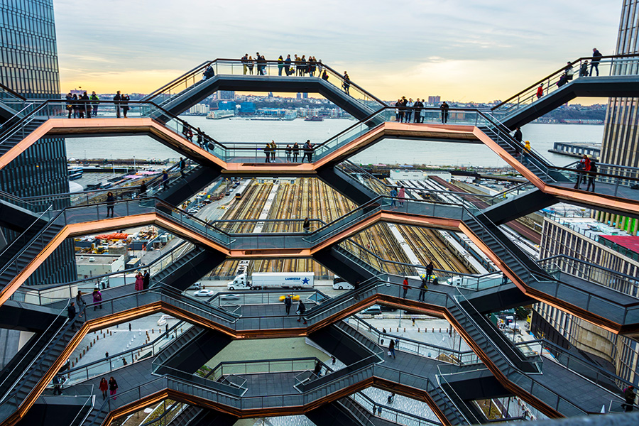 Detalle de las escaleras del monumento penetrable de Hudson Yards, The Vessel, al fondo el Río Hudson. Foto cortesía de María Fernanda Pellejero @mafepellejero