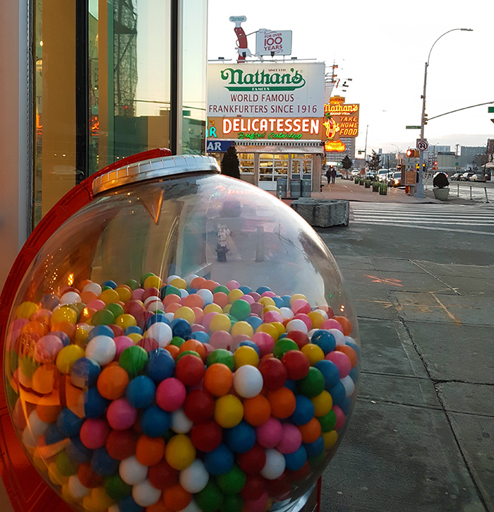 Maquina de dulces y al fondo Nathans de Coney Island - Foto de Andrea Hoare Madrid