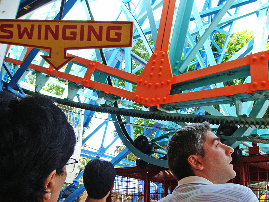 Letrero indicando el acceso a los carritos "swinging" (coches que pendulan) de la rueda de la fortuna Denos Wonder Wheel en Coney Island - Foto de Andrea Hoare Madrid