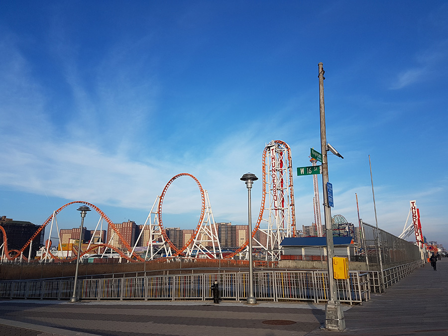 Vista general del Thunderbolt una de las 2 montañas rusas de Coney Island - Foto de Andrea Hoare Madrid. Esta solo porque es invierno