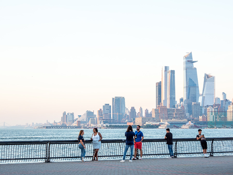 Vista del Barrio Hudson Yards de Manhattan desde el Hudson River Waterfront Walkaway en Hoboken - Foto de Dimitry Anikin en Unsplash disponible en https://unsplash.com/photos/uwP28TaFTr4