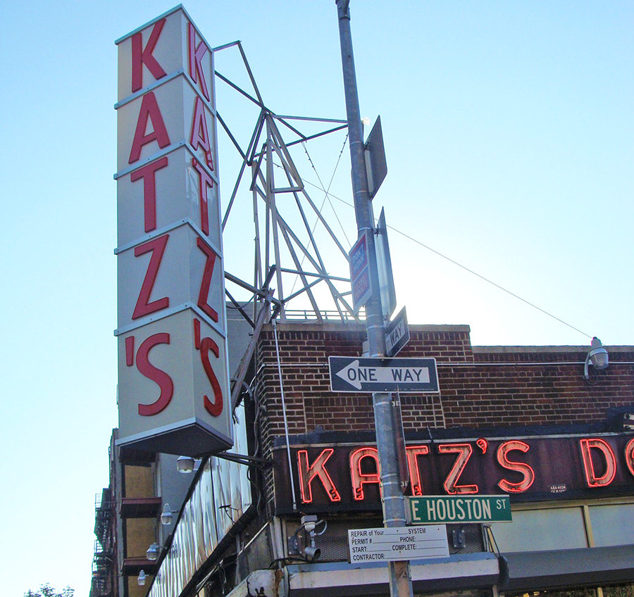 Katz’s Deli letrero vertical - Famoso local de comidas del Lower East Side que sirve uno de los mejores sandwich de pastrami de Nueva York - Foto de Andrea Hoare Madrid