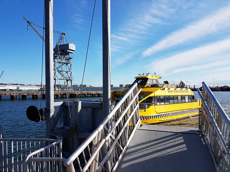 Ferry Ikea Express Shuttle del New York Water Taxi atracando en el muelle de IKEA en Red Hook - Foto de Andrea Hoare Madrid