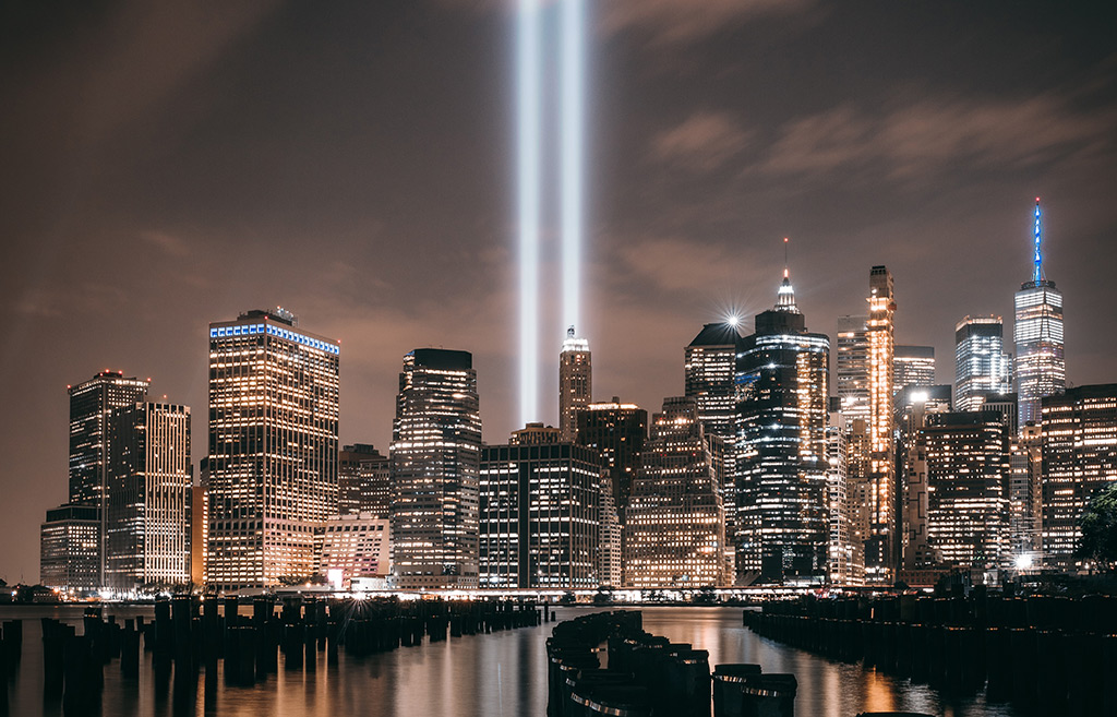 Tribute in Light en el World Trade Center, acto durante septiembre en Nueva York para recordar a las víctimas del atentado a las Torres Gemelas. Manhattan visto desde DUMBO en Brooklyn. Foto de Lerone Pieters en Unsplash disponible en https://unsplash.com/photos/MU_OlJ_EQWU