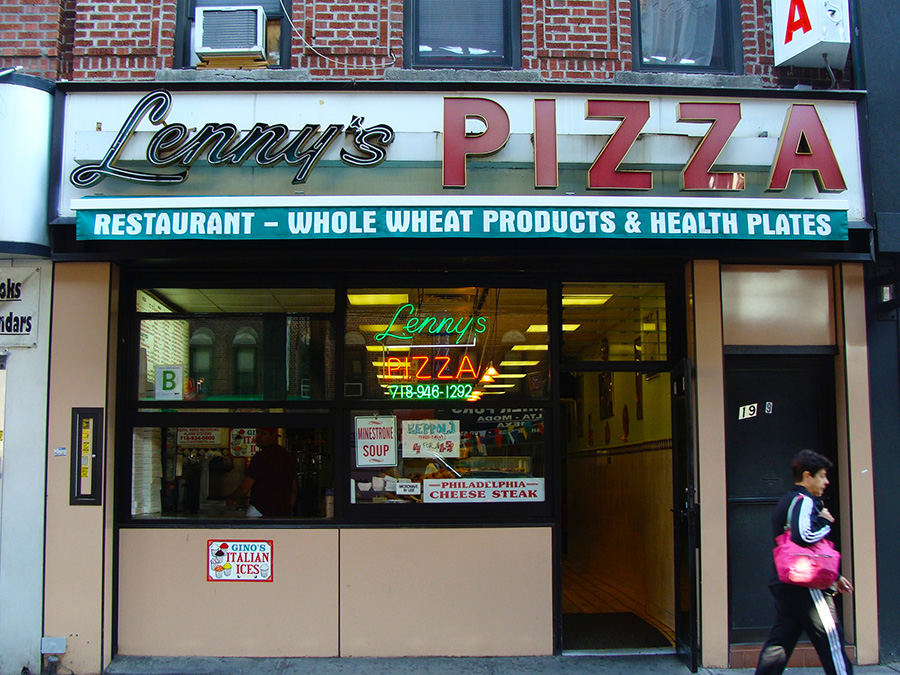 Lennys Pizza en Bensonhurst Brooklyn, pizzería donde come John Travolta en la escena inicial de Saturday Night Fever - Foto de AHM - Guía de platos típicos de Nueva York para comer barato