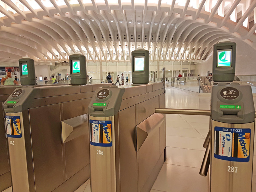 Torniquetes de acceso al andén del PATH en el World Trade Center Transportation Center -Oculus- en Manhattan - Foto de Andrea Hoare Madrid