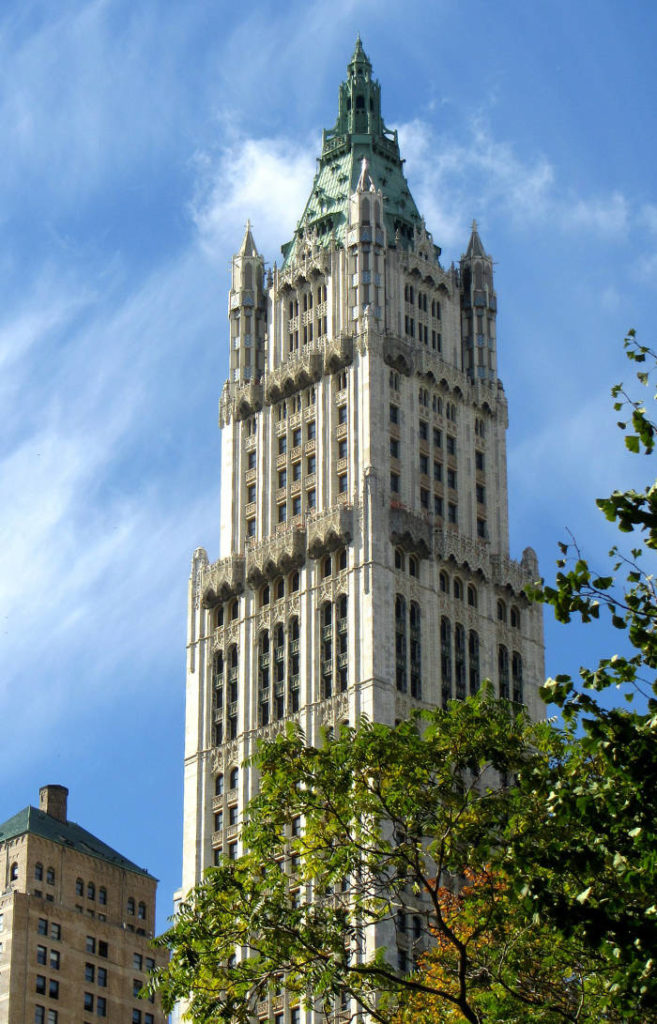 Detalle de los pisos superiores del Woolworth Building. Fotografía de Ronile de Dominio Público disponible en Pixabay https://pixabay.com/es/photos/edificio-woolworth-manhattan-271337/