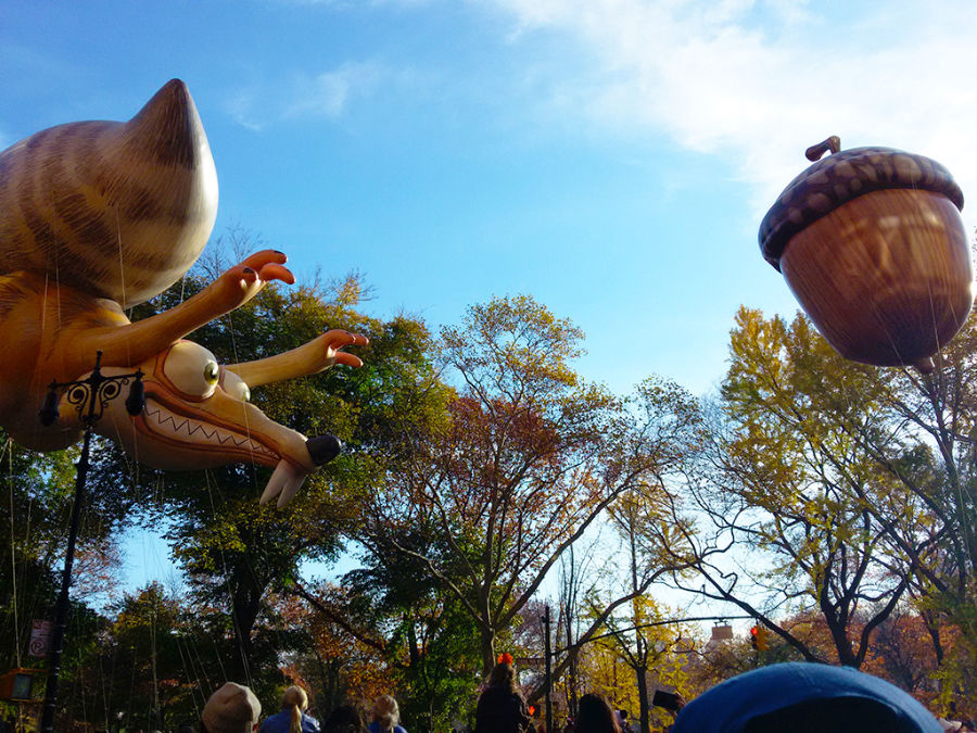 Globo de Scrat (personaje de la película animada la Era del Hielo) persiguiendo el globo de una bellota en el Desfile de Acción de Gracias de Nueva York - Foto de AHM