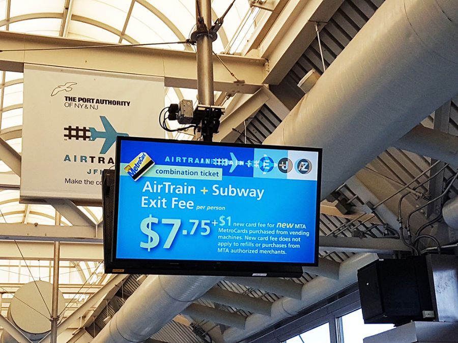 Pantalla con precios Airtrain y metro en aeropuerto JFK - Foto de AHM