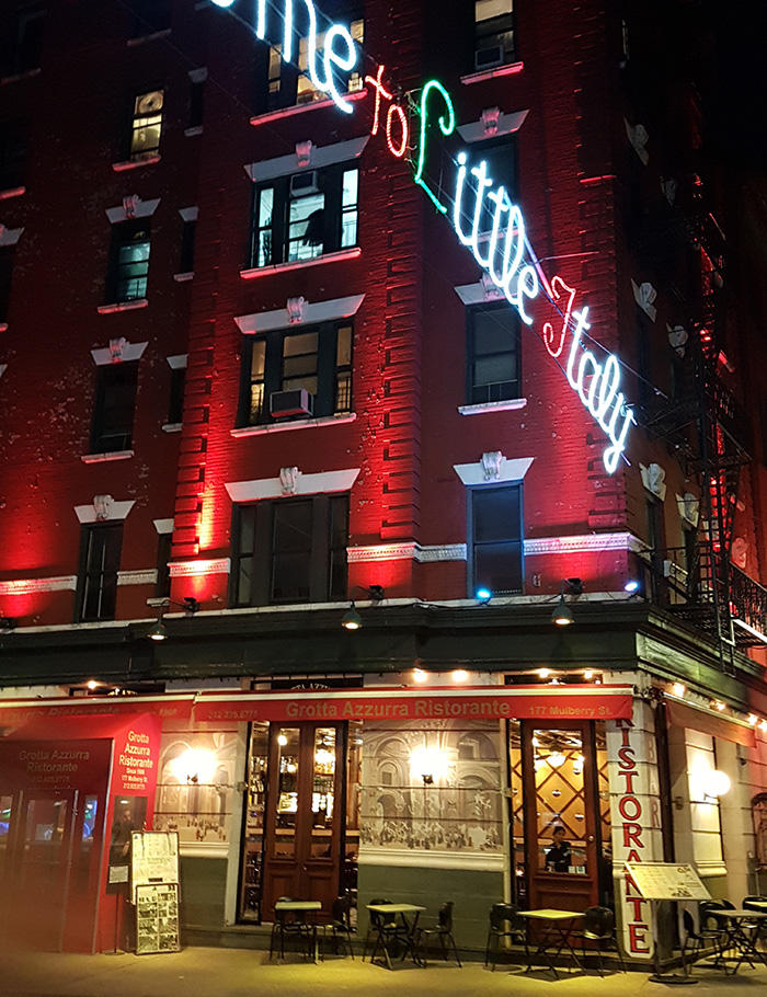 Letrero de luces "Welcome to little Italy" en una calle de la Pequeña Italia de Manhattan - Foto de Andrea Hoare Madrid