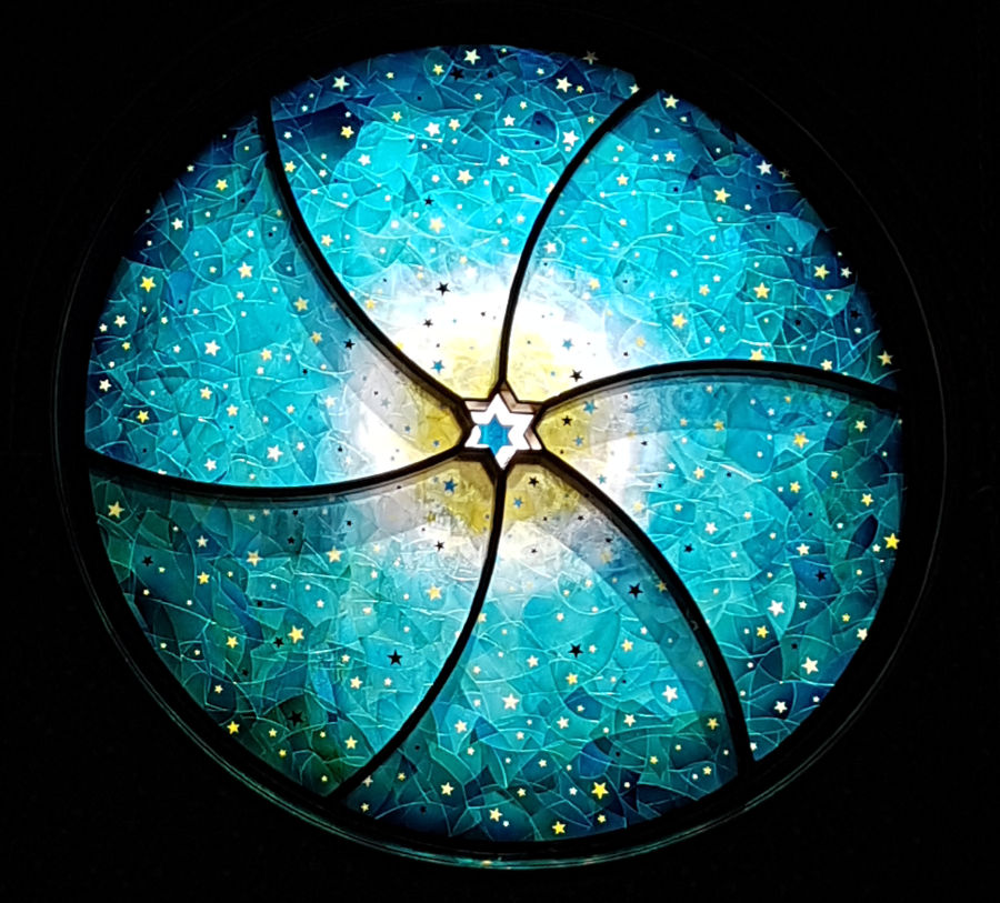 Vitral circular de la nave central de la Sinagoga Museo de la Calle Eldridge, realizado por la artista Kiki Smith y la arquitecta Deborah Gans. Foto de Andrea Hoare Madrid