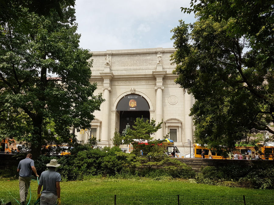 Fachada del edificio del Museo Americano de Historia Natural vista desde Central Park - Foto de AHM