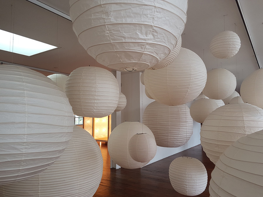 Galerías del Segundo Piso del Museo de Isamo Noguchi - Lámparas de papel Akari - Foto de Andrea Hoare Madrid