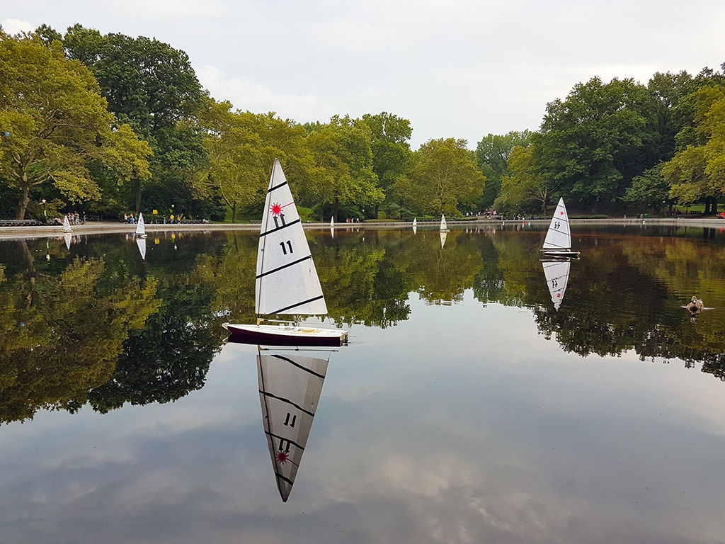 Alquiler de veleros de modelo (model sailboats) en Conservatory Water Central Park - Guía de qué hacer con niños en Nueva York - Foto de Andrea Hoare Madrid