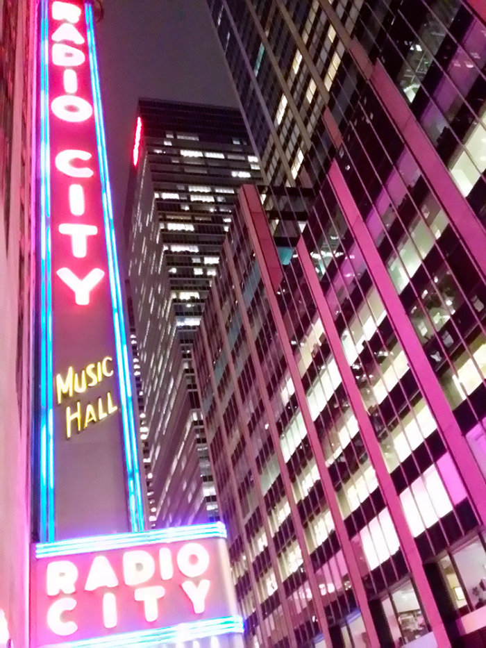 Letrero de neón del Radio City Music Hall en el Rockefeller Center - Foto de Andrea Hoare Madrid