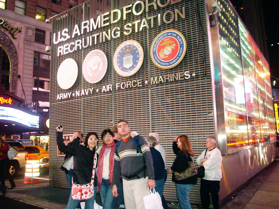 Familia Hoare frente al US Armed Force Recruiting Station en Times Square - Foto de Marvic Melicio