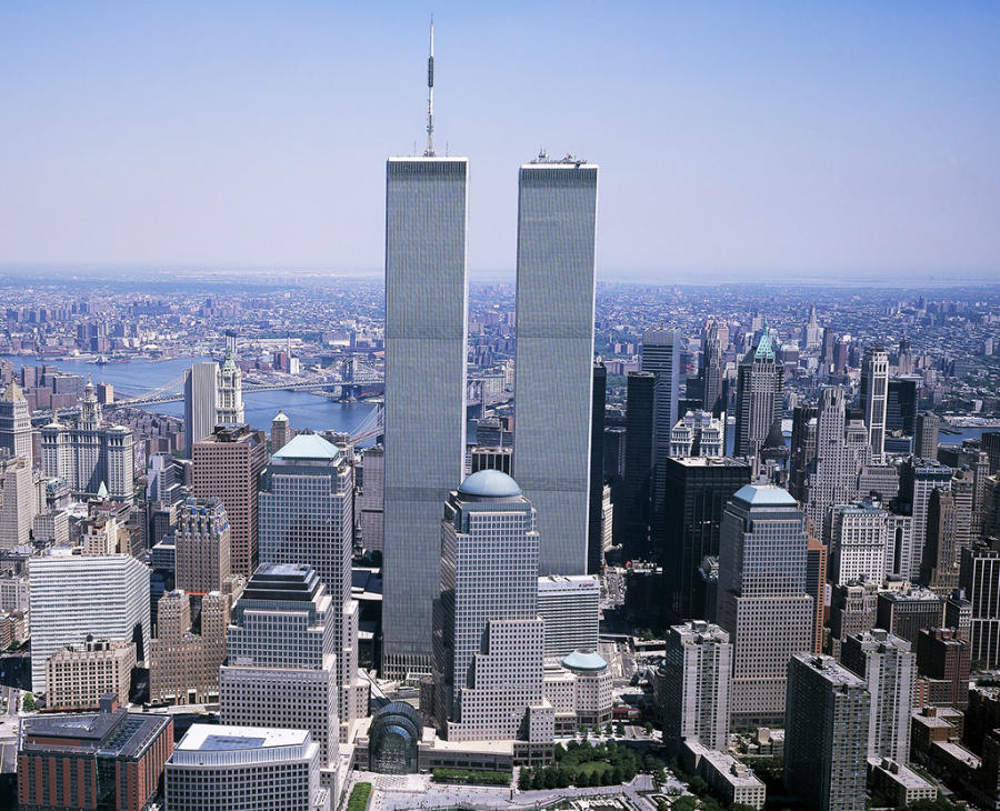Foto de las Torres Gemelas de Nueva York desparecidas trágicamente en 2001 de Geralt. Imagen de dominio público disponible en Pixabay https://pixabay.com/es/photos/world-trade-center-wtc-2699805/